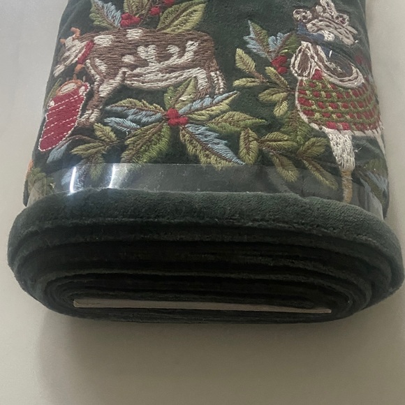 Dark Green with’Embroidery pottery barn.. 12 days of Christmas table runner - Picture 7 of 10